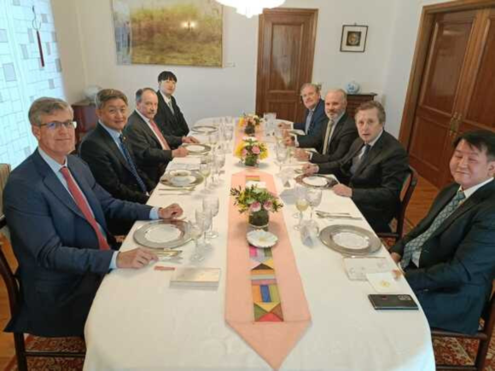 Comida en la residencia del Embajador de Corea con miembros de la Cámara de Comercio.